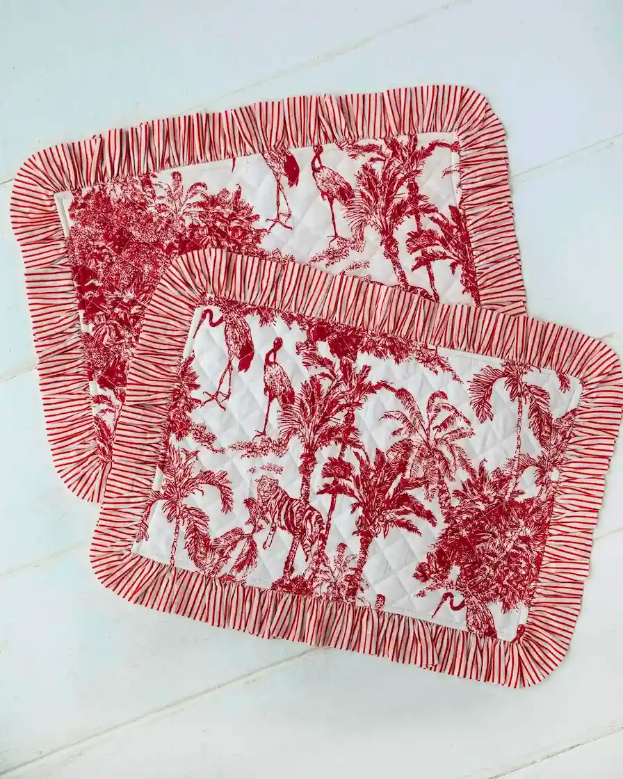 Juego de manteles individuales acolchados Garza Roja confeccionados en algodón estampado con inspiración tropical.