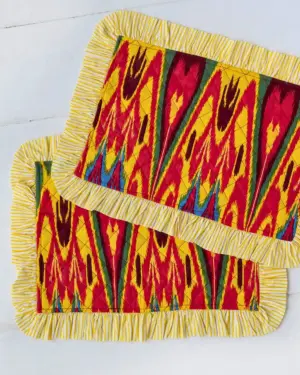 Mantel individual estampado ikat arcoíris en tonos amarillo, fucsia y verde estilo mediterráneo