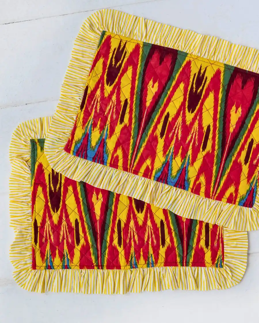 Color, arte y diseño mediterráneo en un mantel individual ikat vibrante ideal para mesas de verano.