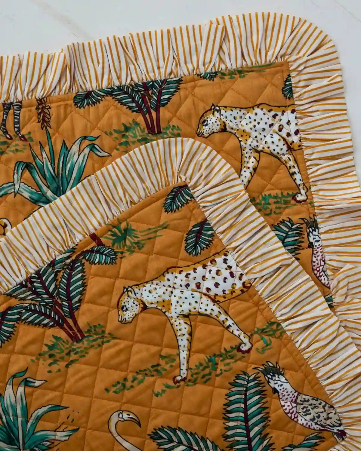 Un diseño inspirado en la exuberancia de la selva que aporta personalidad, color y sofisticación a cualquier mesa.