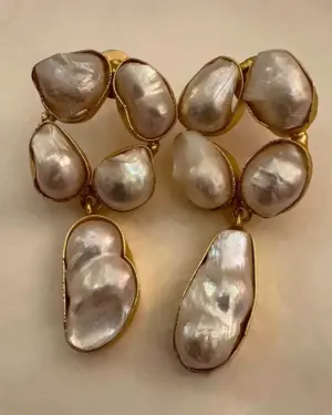 Pendientes perla barroca lágrima engastada en bronce dorado, colección Catalina Socias 2026 Cassai Home
