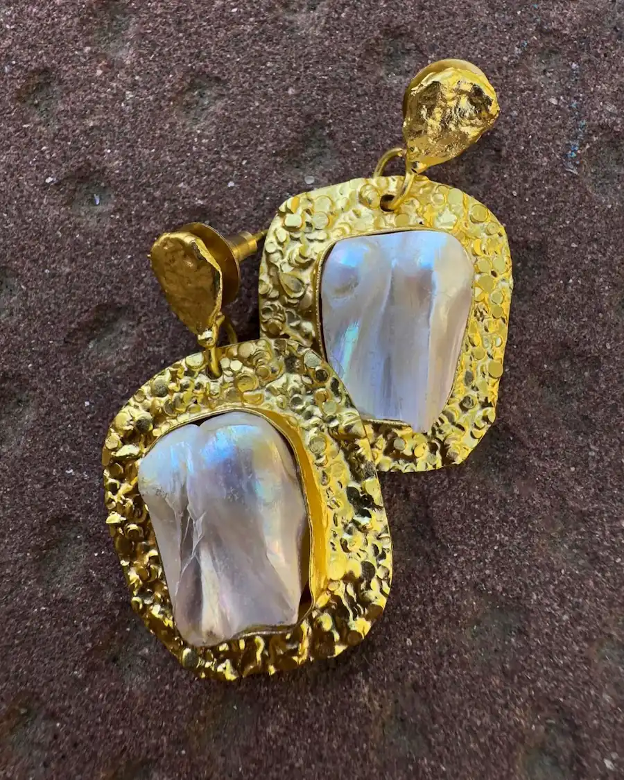 Pendientes Perla Real CS — Perla barroca natural enmarcada en 
bronce dorado texturizado. Joyería artesanal única, Cassai Home 2026