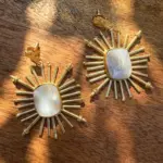Pendientes dorados en forma de sol con perla natural - Cassai Home