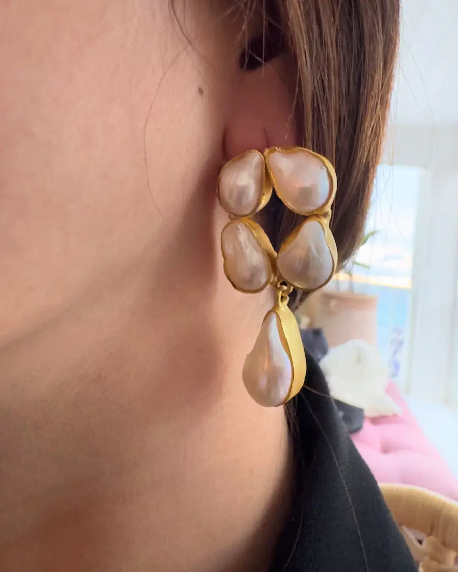 Pendientes de perla barroca natural con acabado dorado y caída elegante de estilo mediterráneo.