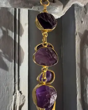 brazalete de amatista para mujer con baño de oro mostrando piedras naturales en detalle vertical artesana