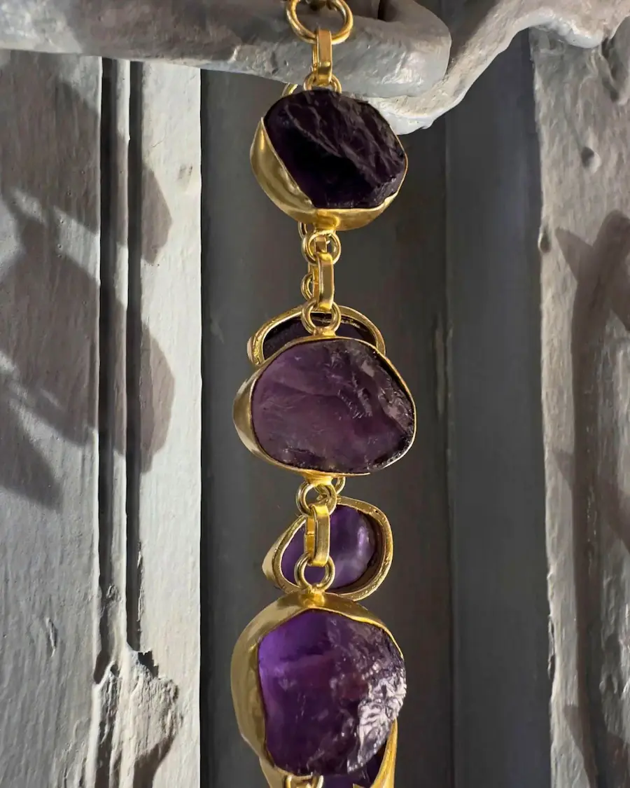 Brazalete de amatista con engaste en baño de oro en composición elegante de estilo mediterráneo