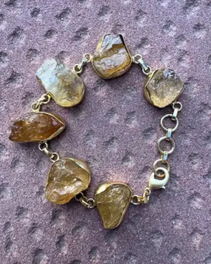 brazalete de citrino para mujer en bronce en vista superior con piedras naturales color ámbar