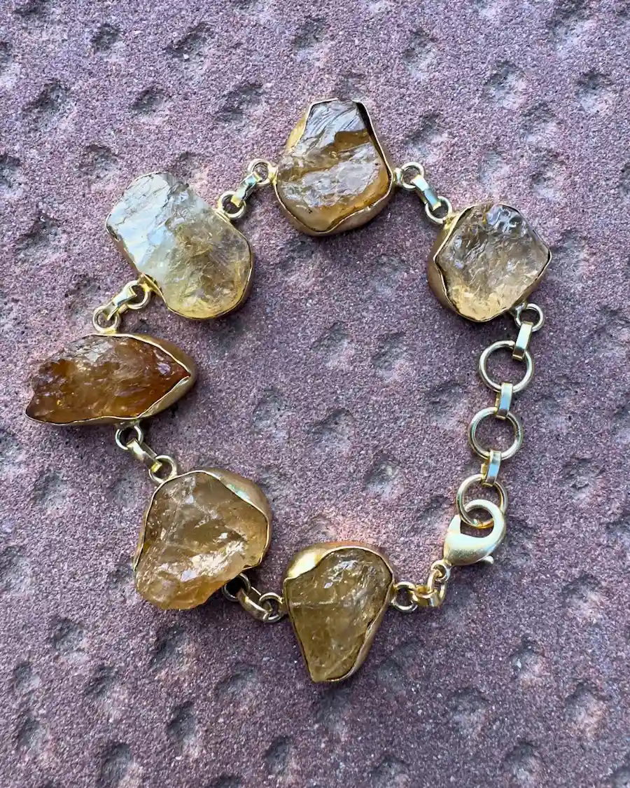 Brazalete de citrino en tonos ámbar con diseño orgánico y acabado en bronce