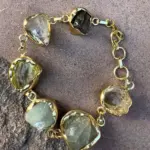 brazalete de piedras naturales multicolor para mujer con baño de oro en vista superior diseño artesanal