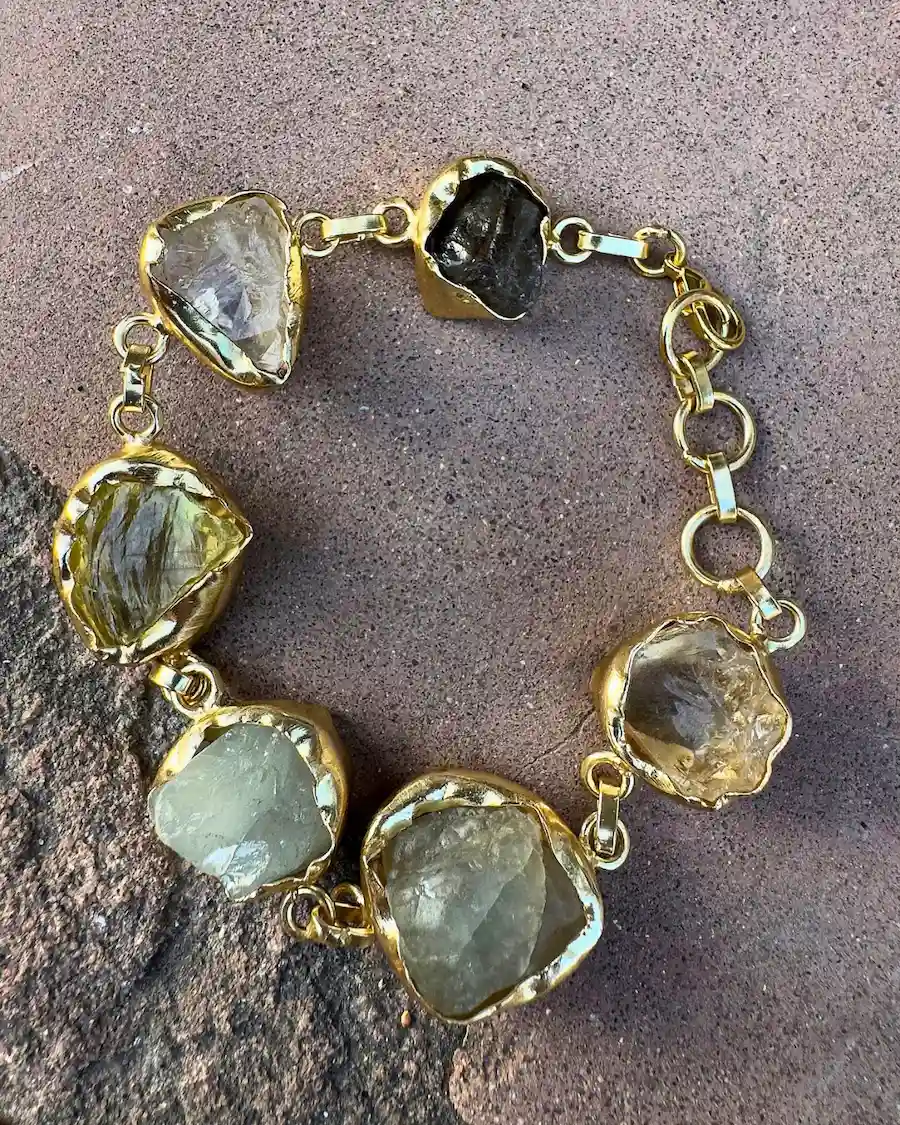 Brazalete multicolor de piedras naturales con acabado en baño de oro, pieza artesanal de estilo mediterráneo