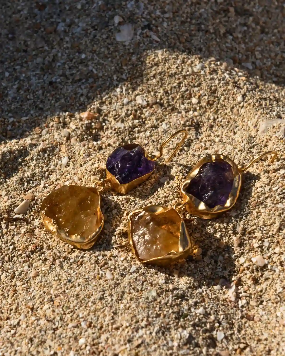 Pendientes doble piedra natural con amatista y citrino en baño de oro artesanal, diseño elegante de inspiración mediterránea.