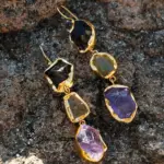 Pendientes largos de piedras naturales multicolor con baño de oro artesanal estilo mediterráneo para mujer.