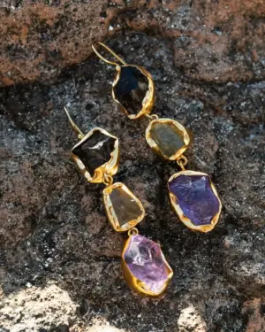 Pendientes largos de piedras naturales multicolor con baño de oro artesanal estilo mediterráneo para mujer.