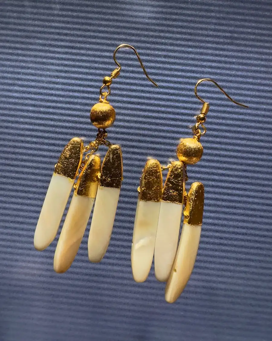Pendientes de nácar dorado — elegancia natural con acabado artesanal en pan de oro.