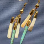 Pendientes largos turquesa y nácar con baño oro 18K sobre fondo azul - Cassai Home