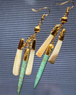 Pendientes largos turquesa y nácar con baño oro 18K sobre fondo azul - Cassai Home