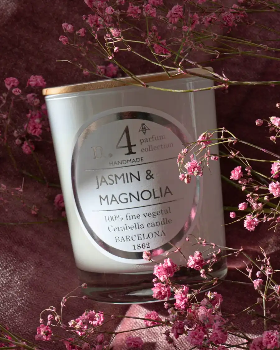 Vela aromática de jazmín y magnolia con delicadas notas florales, ideal para crear ambientes cálidos y sofisticados.