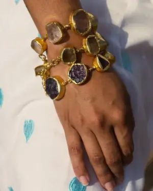 Brazalete morado de piedras irregulares con engaste dorado de Cassai Mallorca