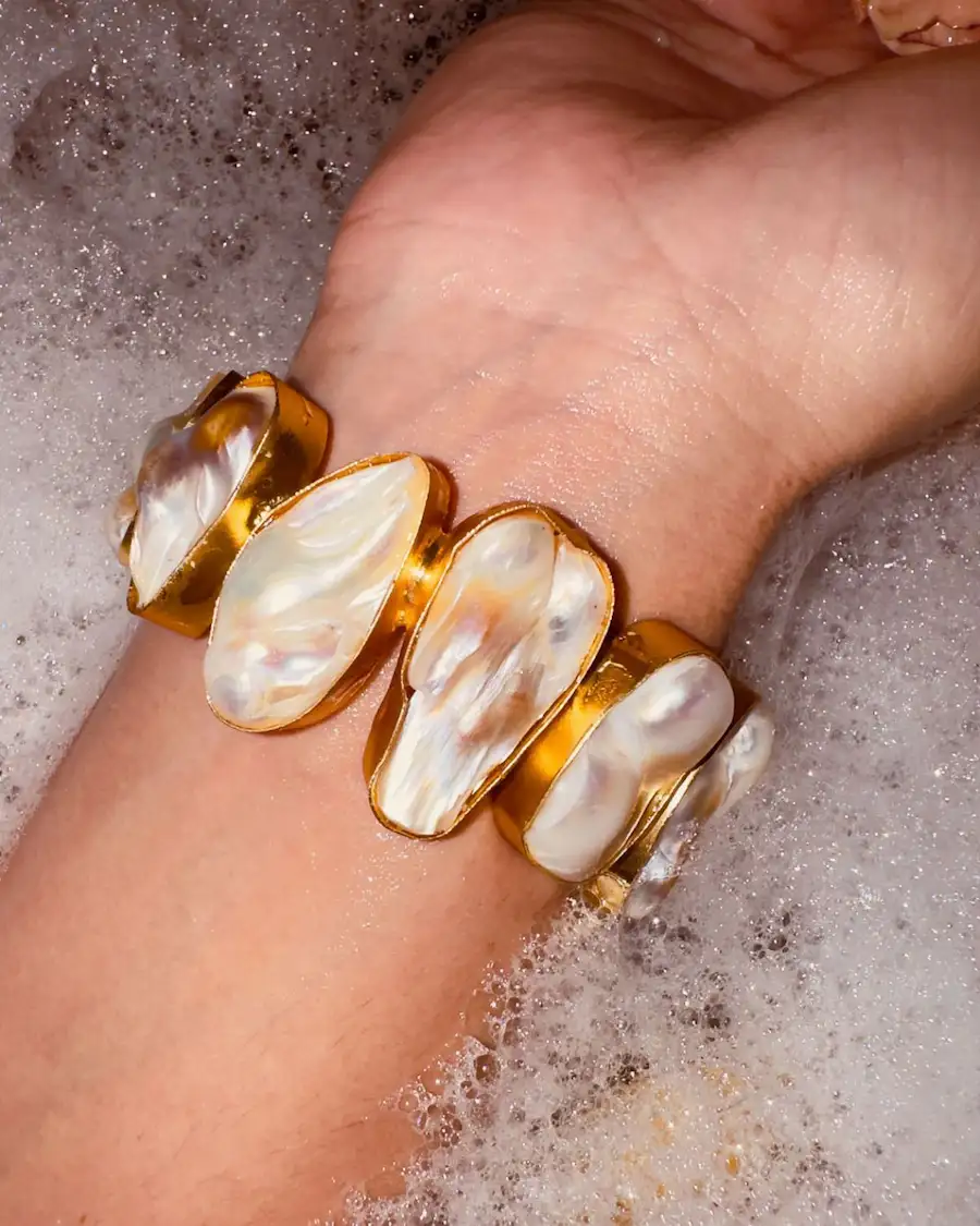 Brazalete Perla Barroca Dorada en muñeca · Perlas naturales irregulares · Engaste latón baño oro · Fondo espuma · Colección Catalina Socias 2026 · Cassai Fashion