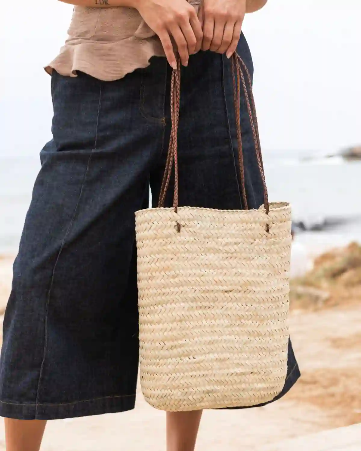 Cesta de palmito en talla L con asas largas de cuero trenzado.