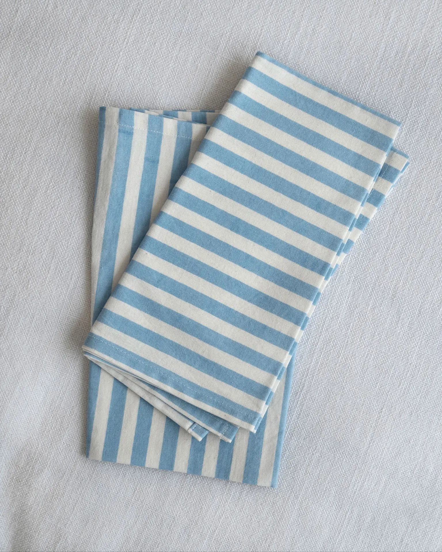 Servilletas de tela rayadas azul y blanco de The Collection 2025 by Catalina Socias, diseño exclusivo para Cassai Mallorca.