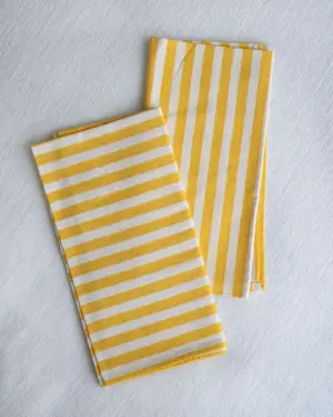 Servilletas de tela con rayas amarillo y blanco de The Collection 2025 diseñada por Catalina Socias para Cassai Mallorca