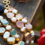 Brazalete de cuarzo rosa con piedras naturales irregulares y montura dorada estilo mediterráneo