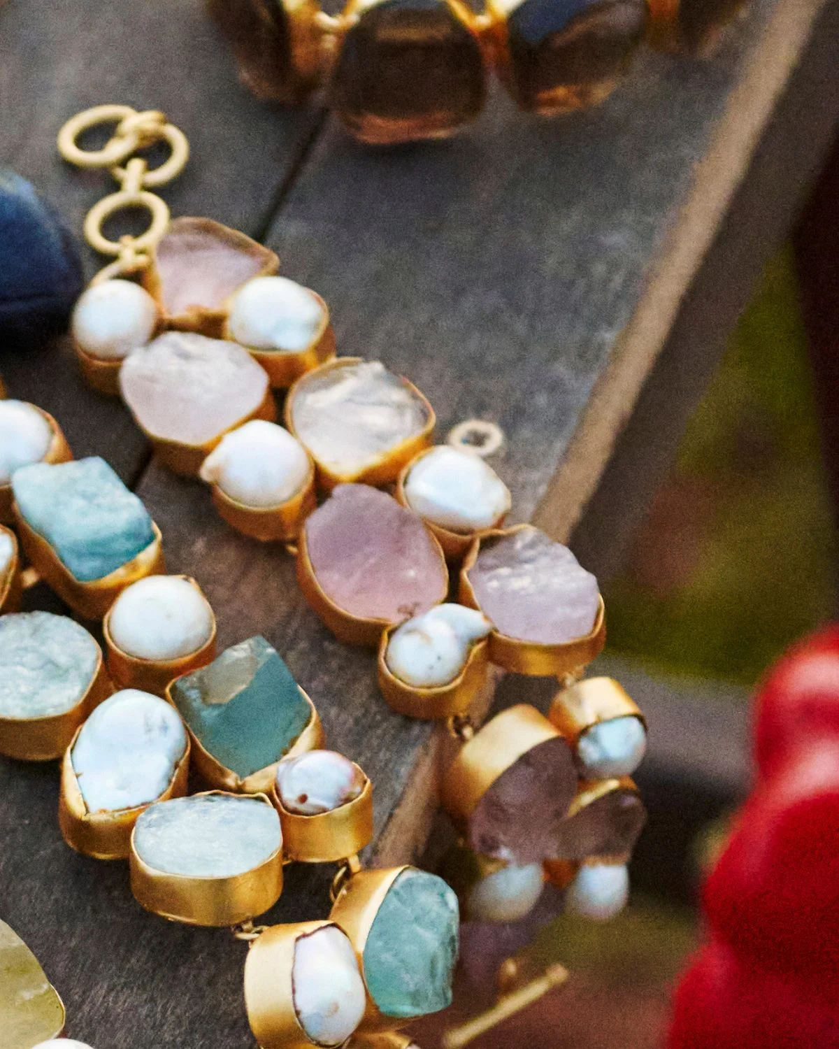 Brazalete de cuarzo rosa con diseño artesanal que aporta delicadeza y elegancia natural.