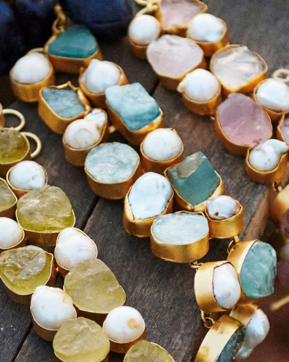 Brazalete turquesa con perlas que combina piedras naturales y diseño artesanal con elegancia mediterránea.