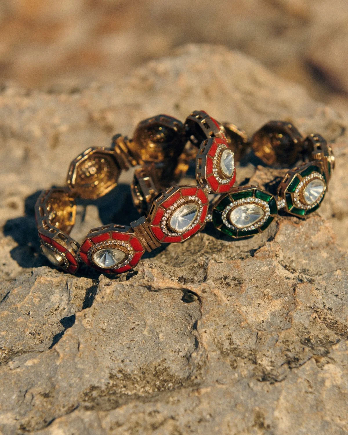 Brazalete rojo de moissanita con diseño artesanal que aporta carácter y elegancia.