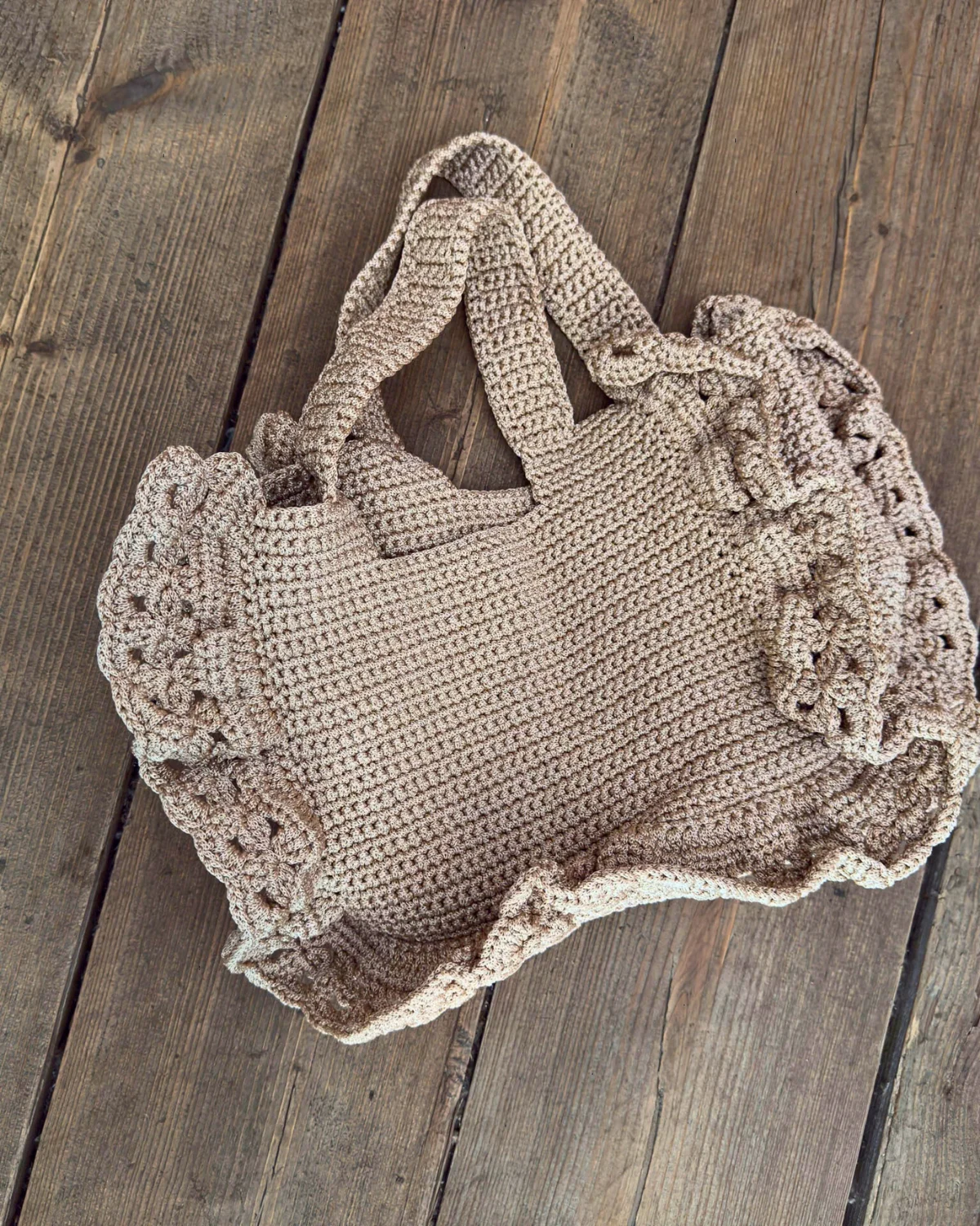 Bolso crochet beige arena mediterráneo tejido artesanalmente. Diseño exclusivo de Catalina Socias para Cassai Mallorca.