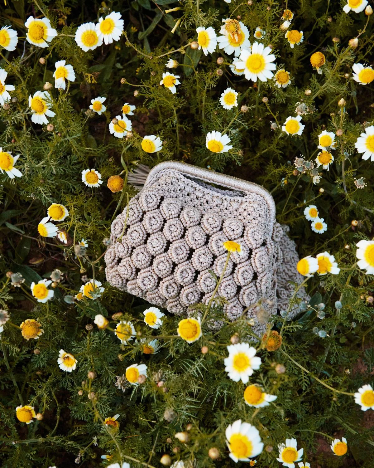 Bolso Crochet Beige, una pieza artesanal que refleja naturalidad y elegancia dentro del estilo mediterráneo.