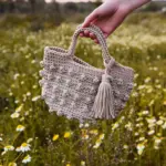 Bolso crochet natural con borla elaborado artesanalmente en tono beige arena estilo mediterráneo
