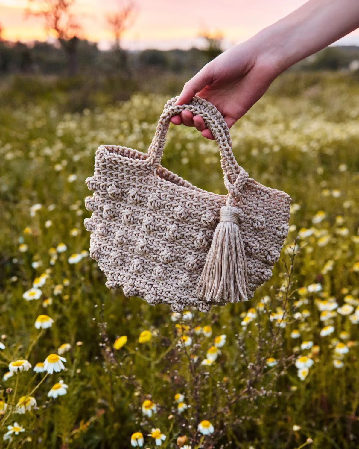 Bolso crochet natural con borla elaborado artesanalmente en tono beige arena estilo mediterráneo