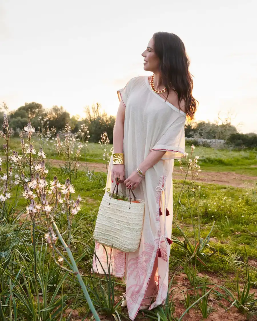 El caftán rosa mediterráneo que transforma cualquier atardecer en un look editorial.