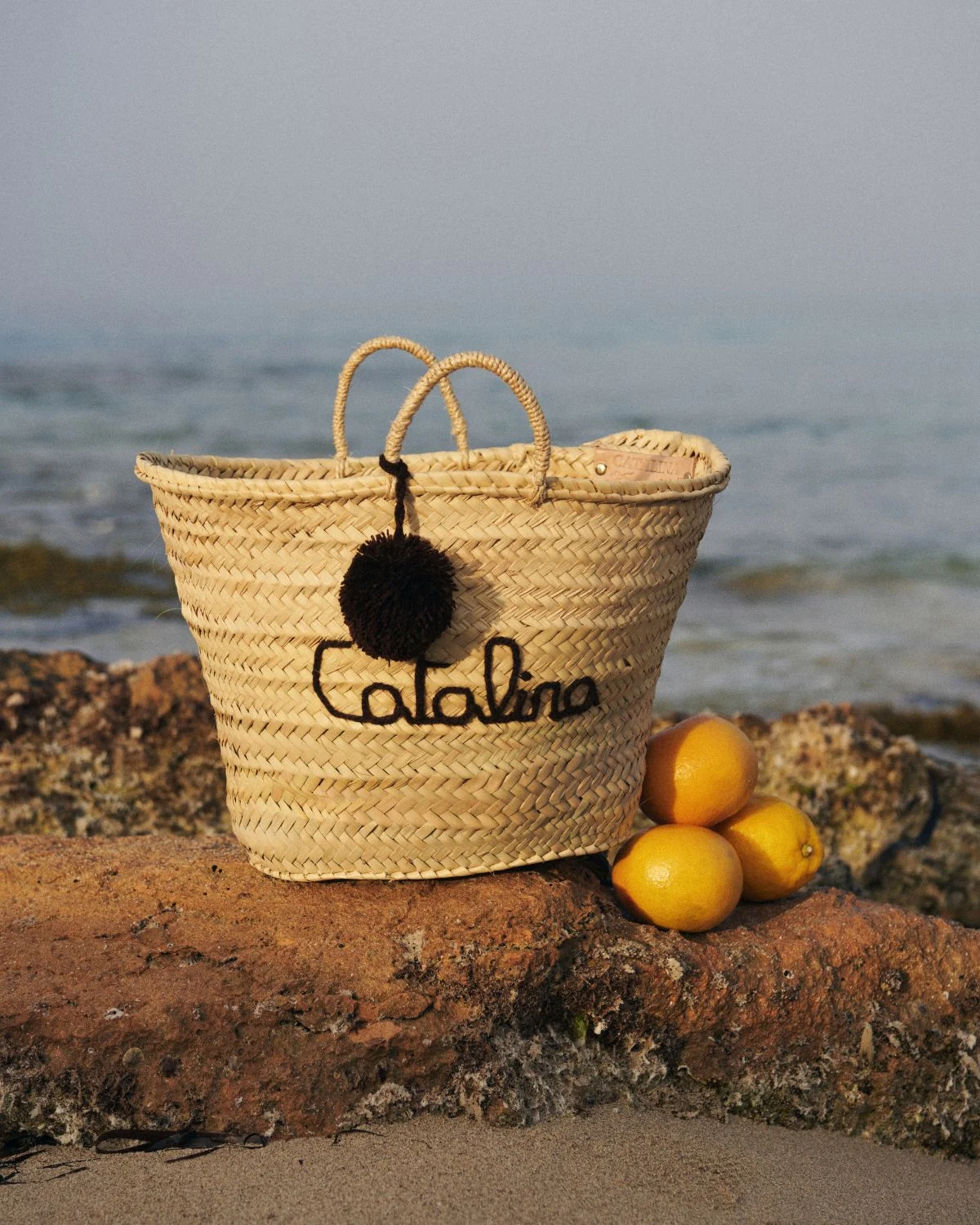 Cesta de palmito con bordado marrón Catalina, un diseño artesanal de estilo mediterráneo que combina naturalidad y elegancia.