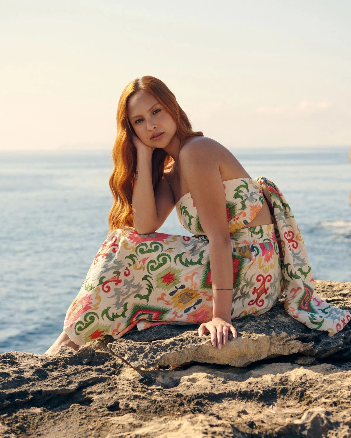 Un conjunto multicolor con inspiración mediterránea que aporta carácter y fluidez al look.