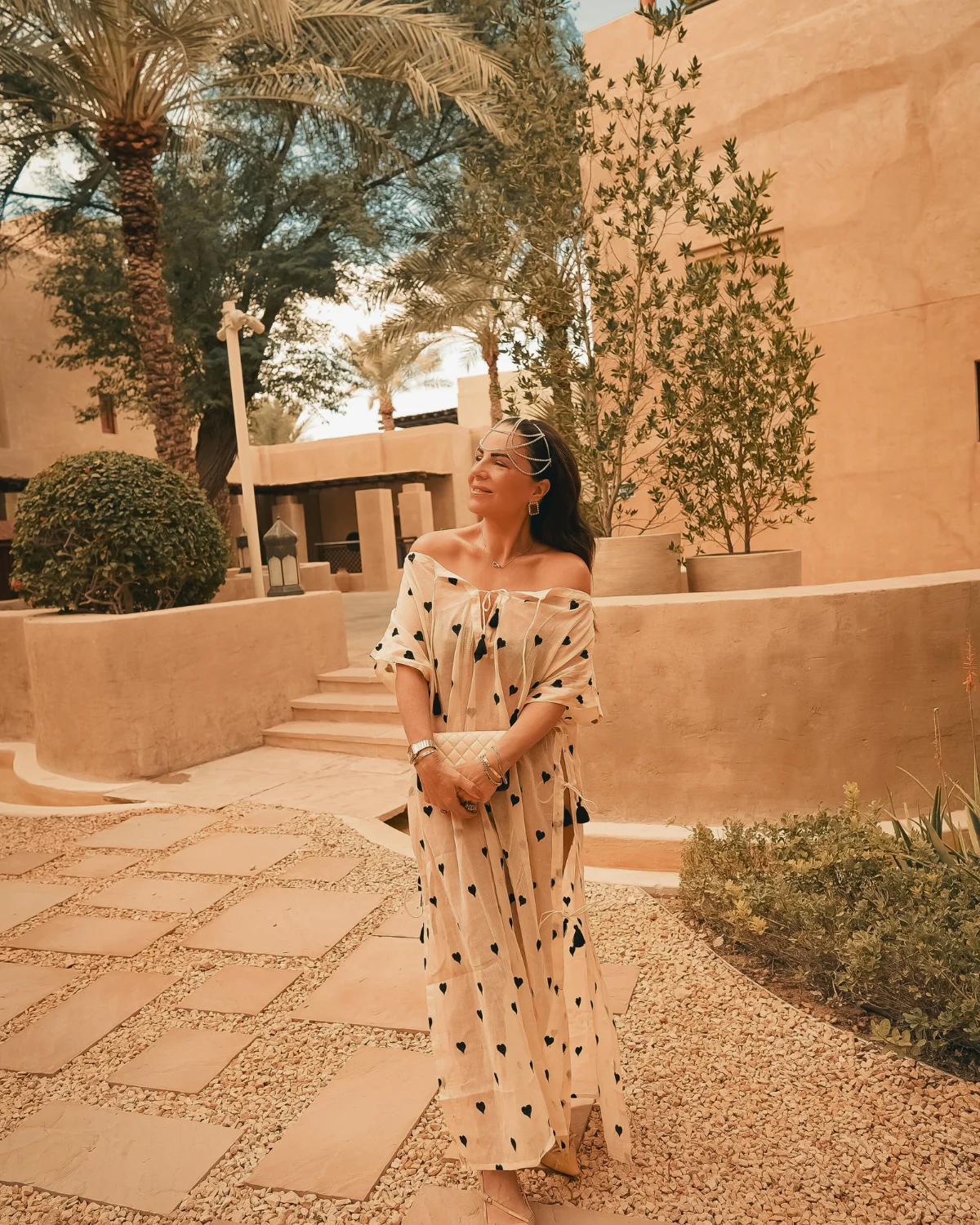 Kaftan de corazones negros de estilo mediterráneo, una pieza ligera y elegante pensada para climas cálidos.