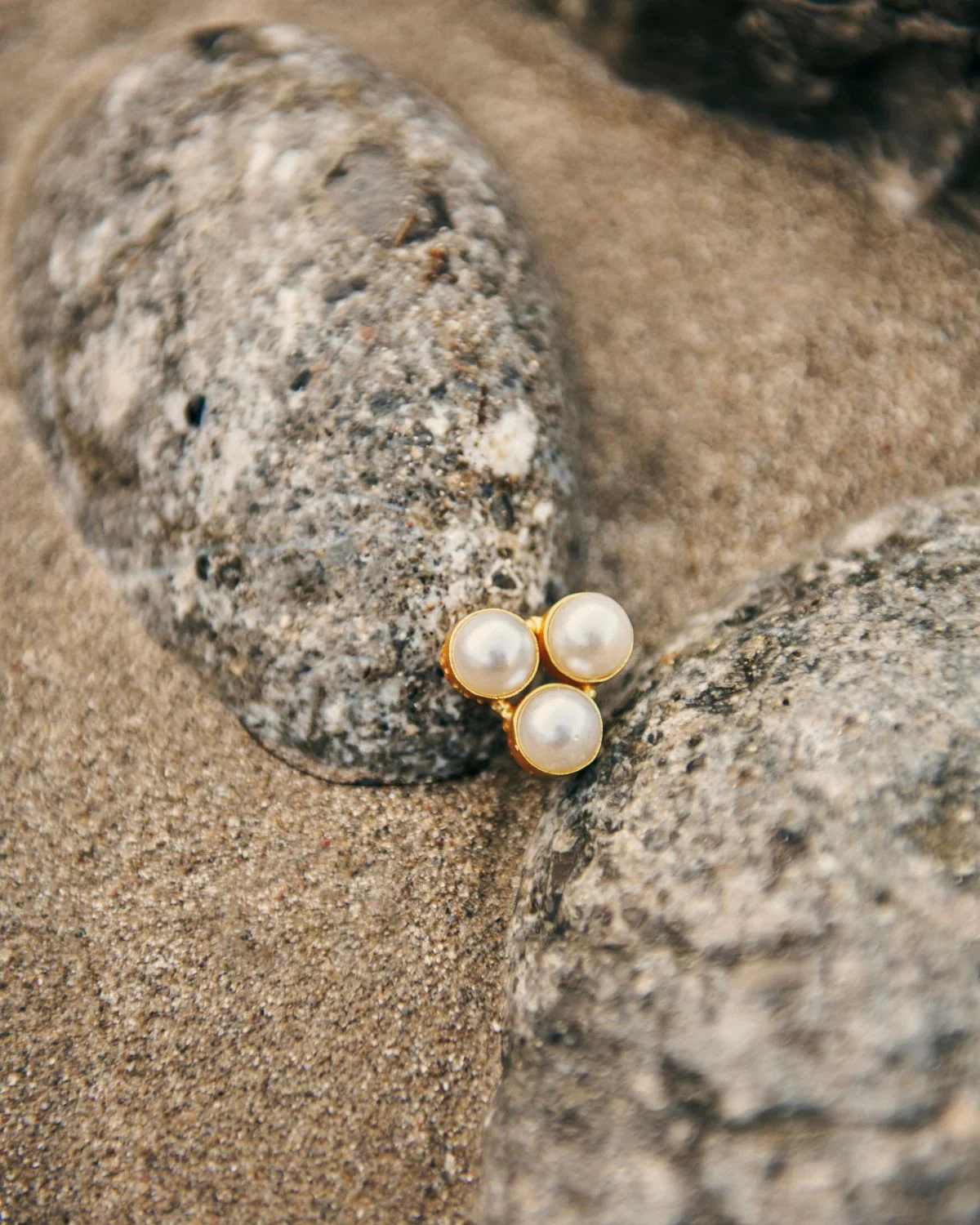 Pendientes flor de perlas con diseño delicado y minimalista, una joya elegante y atemporal.