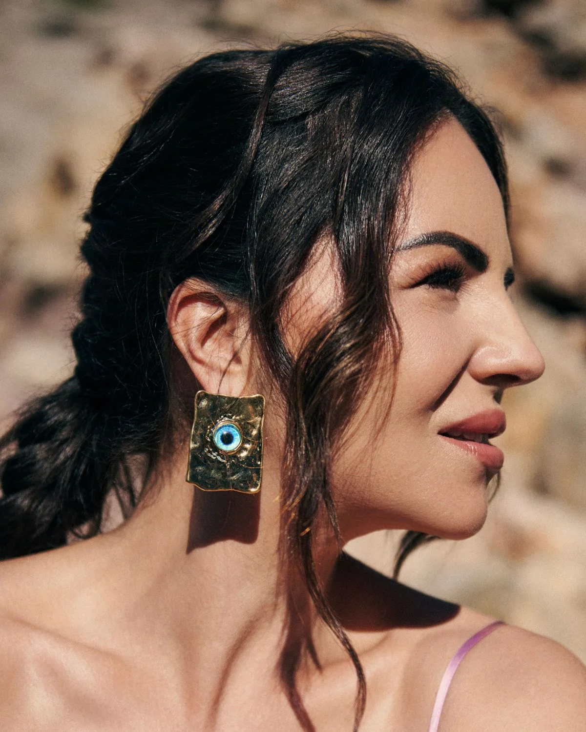 Los Pendientes Ojos de Zeus Diseño Cuadrado combinan una estética geométrica con simbología protectora, creando una pieza sofisticada y contemporánea.