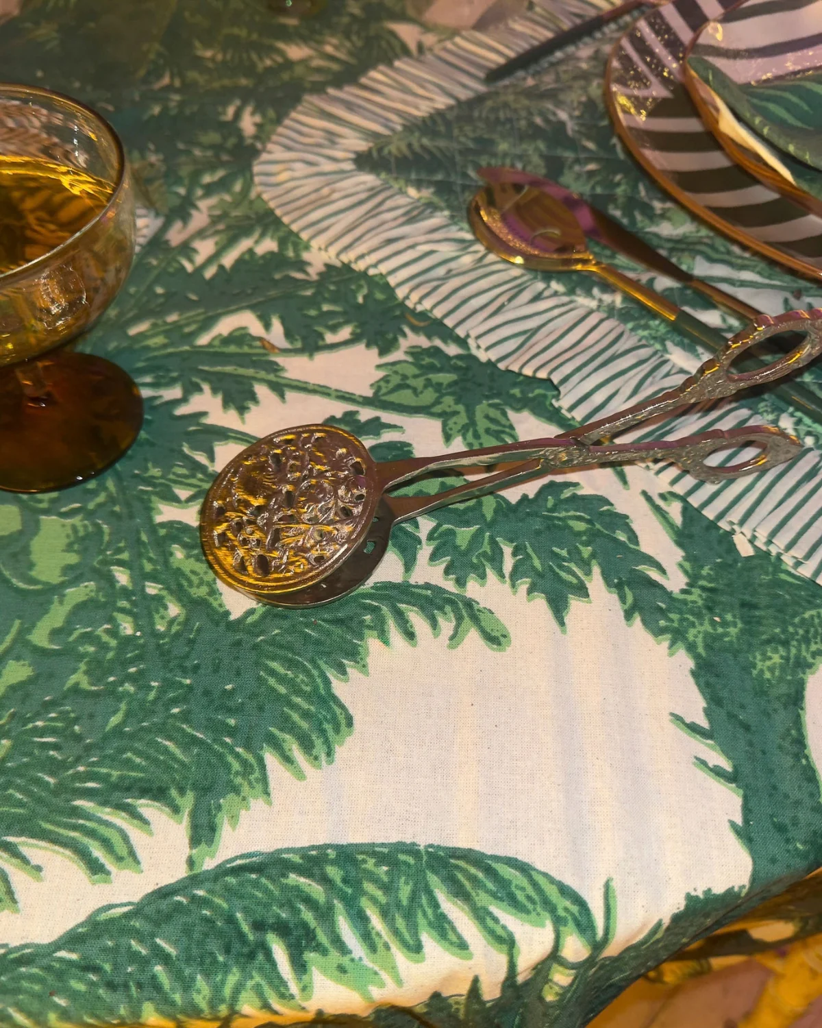 Servidor plateado con diseño de león redondo, ideal para servir ensaladas o acompañamientos con un toque elegante en la mesa.