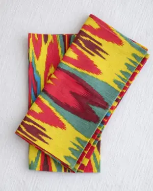 Servilletas de tela con estampado ikat multicolor de The Collection 2025 by Catalina Socias, diseño exclusivo para Cassai Mallorca.