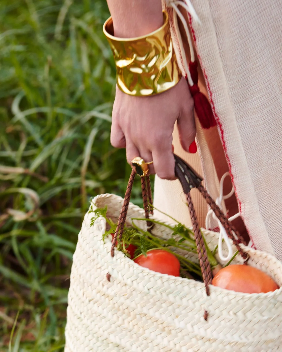 El Brazalete Grecia destaca por su diseño dorado y su estilo mediterráneo, aportando elegancia y carácter al look.