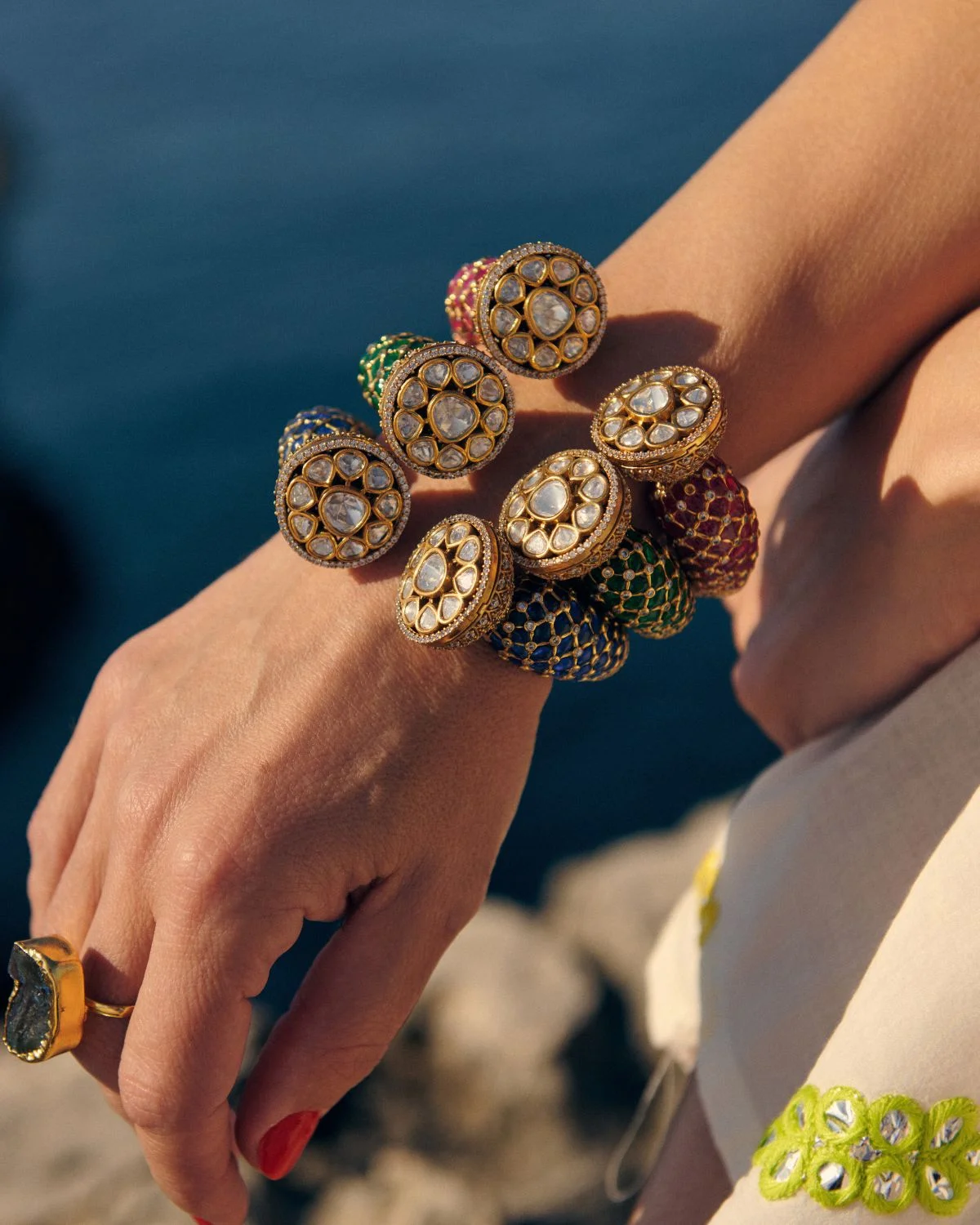 El Brazalete Circonita Fucsia CS destaca por su diseño multicolor y su inspiración en la joyería mediterránea tradicional.