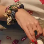 Brazalete circonita azul multicolor estilo vintage mediterráneo combinado con joyería elegante