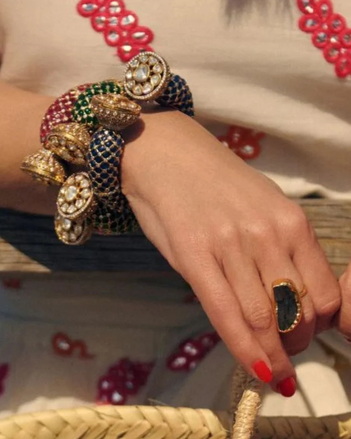 El Brazalete Circonita Azul CS destaca por su diseño multicolor y su inspiración vintage mediterránea, aportando carácter y sofisticación.