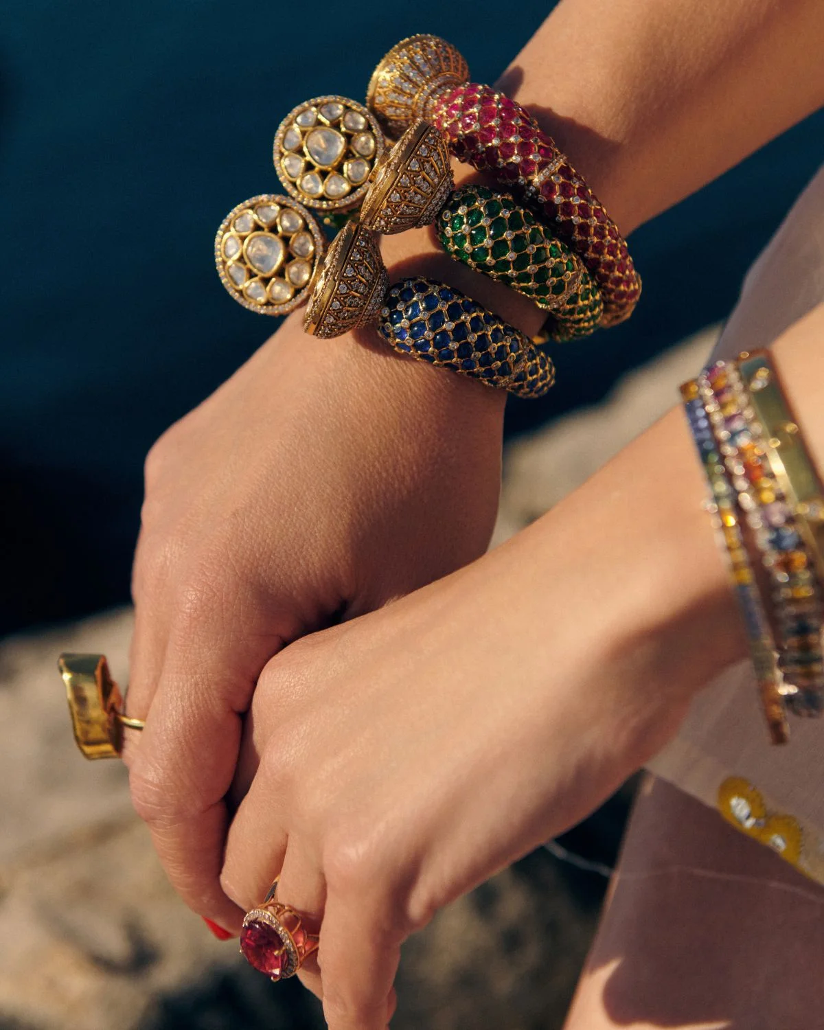 El Brazalete Circonita Verde Oscuro CS aporta elegancia y color, integrándose en una composición sofisticada de inspiración mediterránea.