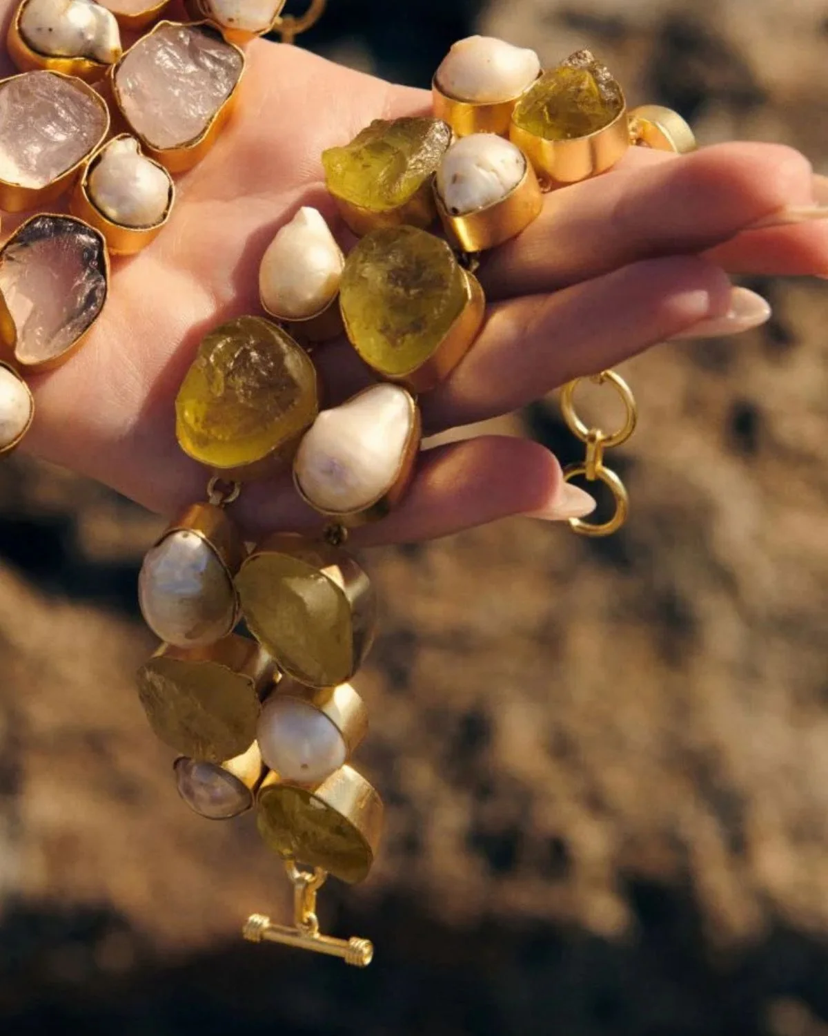 Brazalete verde claro de circonita con diseño artesanal y estilo elegante.