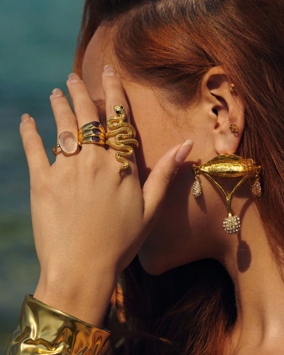 Anillo de serpiente con acabado dorado que aporta carácter y elegancia al look.