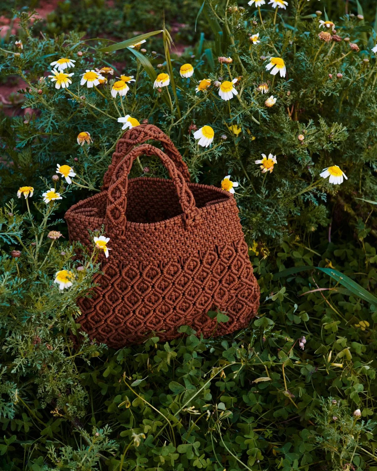 Bolso Crochet Chocolate, una pieza artesanal que combina elegancia natural y versatilidad para looks diarios.